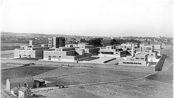 Vista general del matadero en los años treinta, construido entre campos de cultivo.