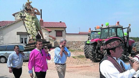 Un momento de la procesión con San Cristóbal, en una edición anterior de las fiestas.