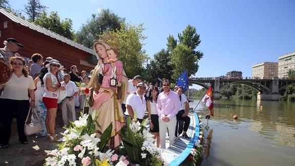 El alcalde, Óscar Puente, estuvo presente en la procesión que atrajo la atención de numeroso público.