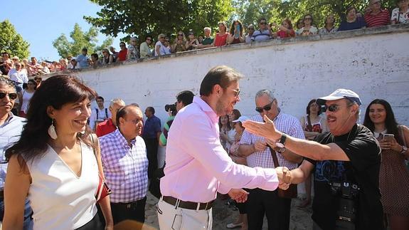 El alcalde de Valladolid, Óscar Puente, junto a la concejala de Cultura, Ana Redondo, asiste a la procesión fluvial en honor de la Virgen del Carmen, organizada por la Asociación Cultural Amigos del Pisuerga con el apoyo del Ayuntamiento de Valladolid.