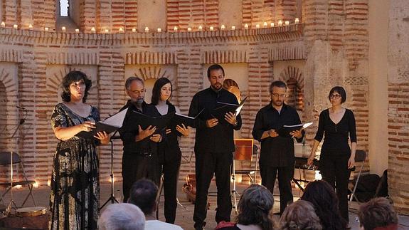 Actuación del Coro Algarabía en el ábside de Santiago. M.R