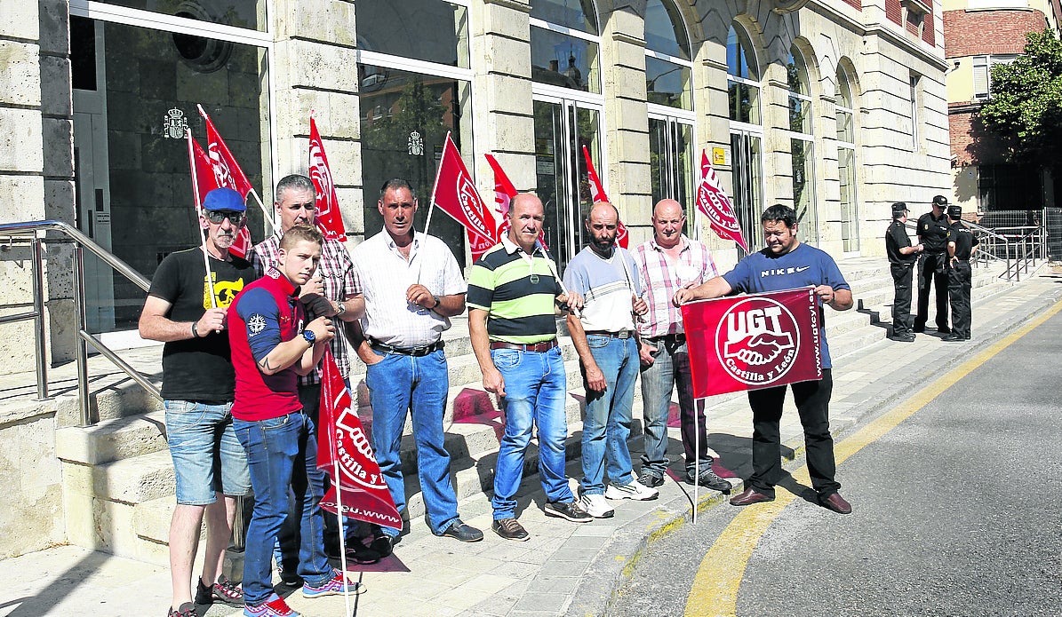 Concentración ayer de los mineros a las puertas de la Subdelegación.
