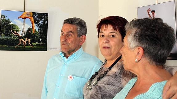 Perfecto Uriel, comisario de la exposición, con Clara Luquero y Teresa Tardío.