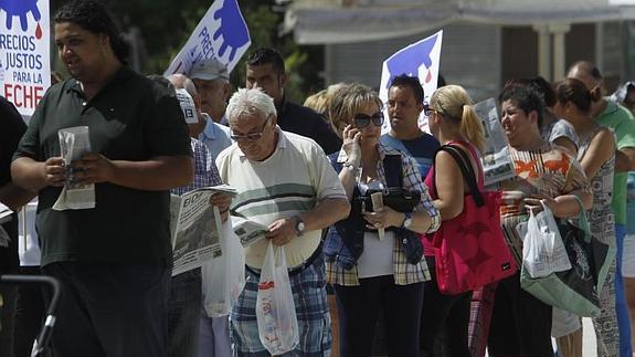 Reparto de leche en la Plaza del Milenio. 