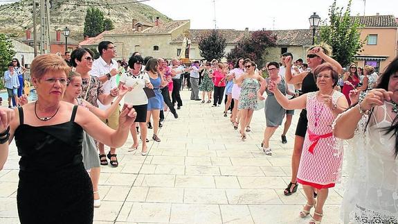 Vecinos y oriundos de Cevico, en plena danza dedicada a la patrona. 