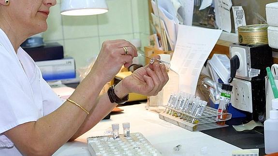 Laboratorio de análisis de sida en el HospitalClínico de Valladolid. 