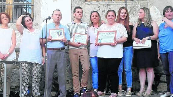 Los tres ganadores de la Feria del Pincho de Candelario, con sus diplomas correspondientes.
