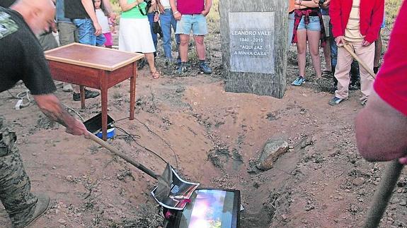 Emotivo enterramiento en homenaje a Leandro Vale marcó el final del festival. 