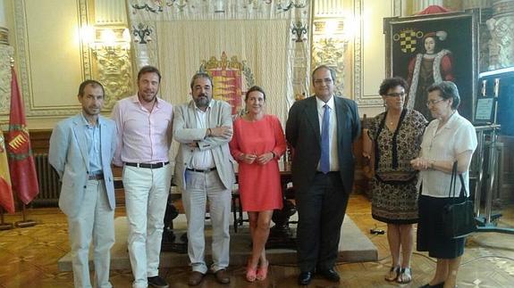 Antonio Rodríguez, director gerente del Centro Hospitalario Benito Menni; Oscar Puente, alcalde de Valladolid; Carlos Aganzo, director de El Norte de Castilla; Montaña Benavides, presidenta de la Fundación Aranzadi Lex Nova; Fernando Calvo, director comercial de Semcal; Rafi Ramos, concejala de Servicios Sociales; María Cruz Arrando, superiora del centro hospitalario.