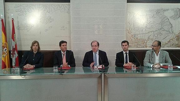 El presidente de la Junta, Juan Vicente Herrera, y los portavoces del PP, Carlos Fernández Carriedo; PSOE, Luis Tudanca; Podemos, Pablo Fernández, y Ciudadanos, Luis Fuentes.