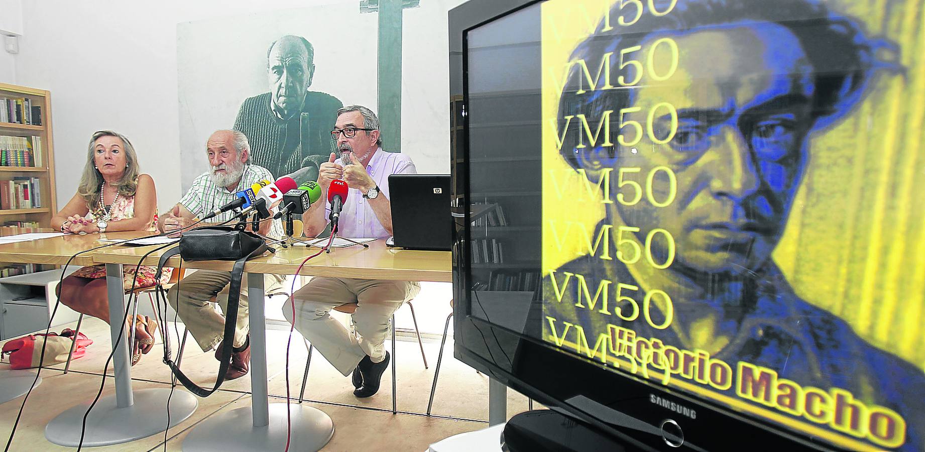 May Chaparro, Luis Alonso y Enrique Delgado, de izquierda a derecha, durante la presentación de la propuesta en la Fundación Díaz-Caneja.