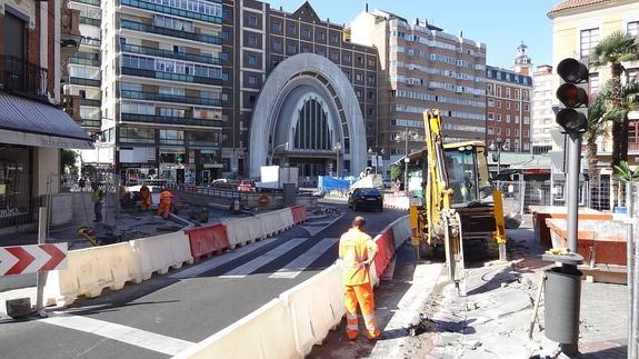Los operarios trabajan en la reforma del tramo de la plaza de España que enlaza las calles López Gómez y Panaderos, en el que se mejorará la seguridad para los peatones. 