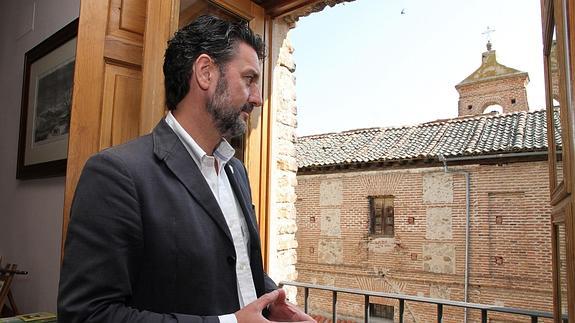 El alcalde del Real Sitio, José Luis Vázquez, asomado a uno de los balcones del Ayuntamiento.