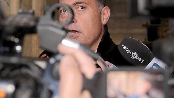 Martínez, a su regreso a la Diputación, tras 43 días en prisión.