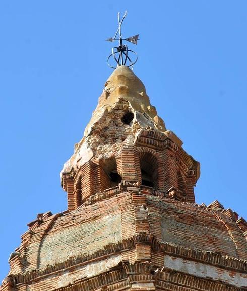 Una de las deterioradas torres del templo. 