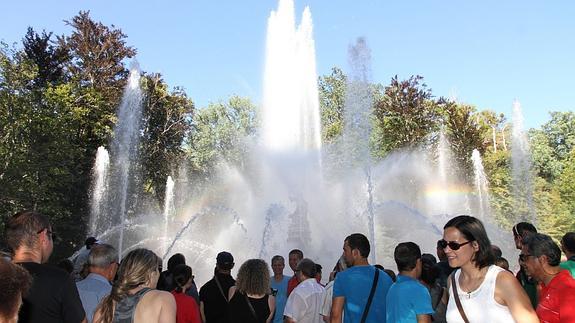 El público observa los juegos de agua en una de las fuentes. Antonio Tanarro