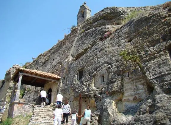 Turistas suben a la ermita rupestre de los santos Justo y Pastor en Olleros de Pisuerga.