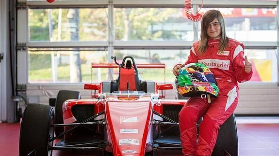 Marta Ariza posa en la escuela de Ferrari.