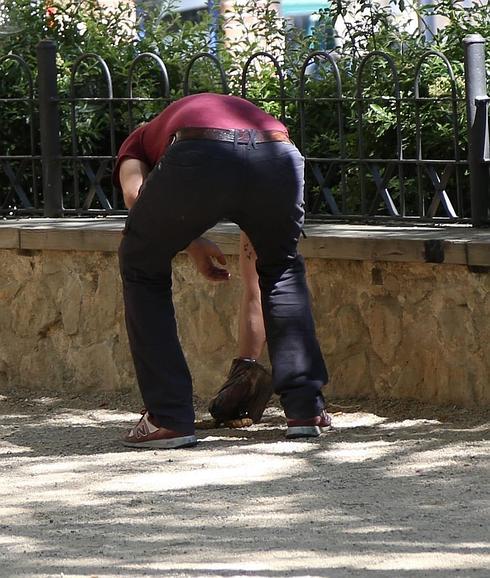 Un hombre recoge los excrementos de su perro en Segovia. Diego de Miguel-Ical