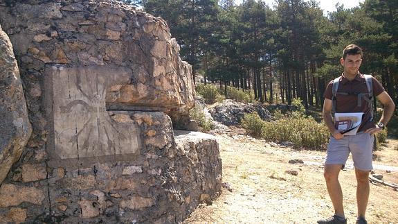 Un escudo de Falange adorna un fortín en el recorrido por los restos de la guerra civil en Valsaín. Arriba, vista desde dentro. Jaime Rojas