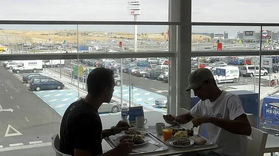 Dos jóvenes degustan un menú en el restaurante de Ikea en el centro comercial Rio Shopping. 
