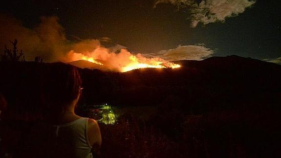 El incendio ha mantenido en jaque durante la noche a los vecinos de Ocero, El Espino y Espinareda. 