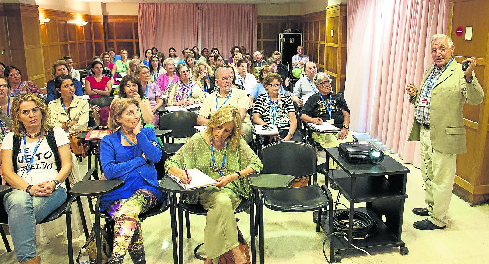 Félix López se dirige a los presentes durante su conferencia dentro de las jornadas de la Universidad Menéndez Pelayo. 