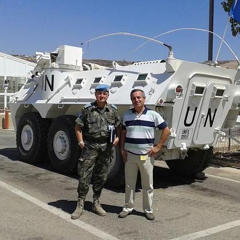 El redactor de El Norte, Jorge Moreno (dcha.) junto al teniente coronel Jesús Leal en la base de la ONU en Marjayoun. 