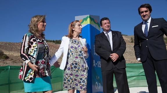 La ministra de Fomento, Ana Pastor, junto al consejero de Fomento, Juan Carlos Suárez-Quiñones, y la delegada de la Junta, Maria José Salgueiro, asiste a la puesta en servicio del último tramo de la A-15 entre Soria y Medinaceli.