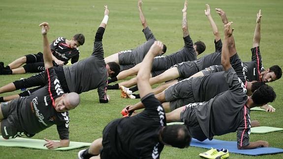 Los futbolistas del Real Valladolid entrenando en A Lagoa.