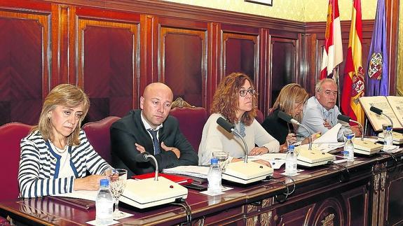 De izquierda a derecha, María José de la Fuente, Luis Calderón, Ángeles Armisén, Carmen Fernández Caballero y Javier San Millán, durante el pleno de ayer en la Diputación.