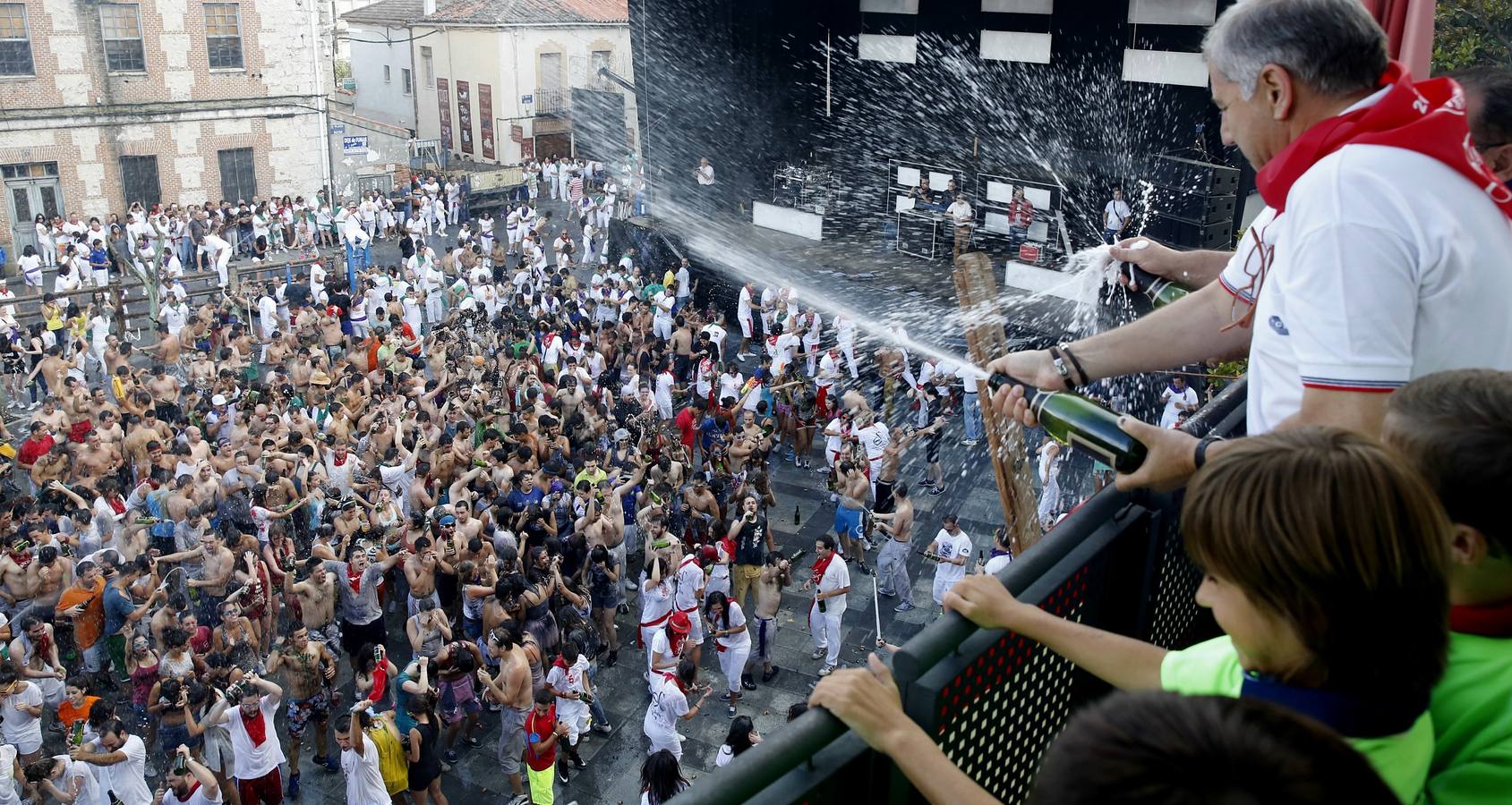 Momento del zambombazo en la plaza Mayor de Íscar . 