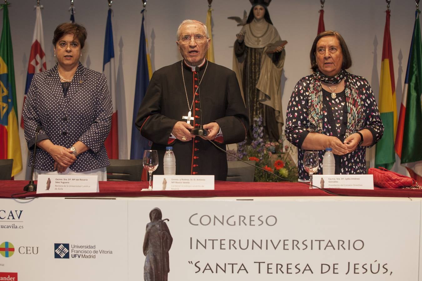 De izquierda a derecha, la rectora de la UCAV, María del Rosario Sáez Yuguero; Rouco Varela; y la presidenta del Consejo Directivo de la UCAV, Lydia Jiménez González. 