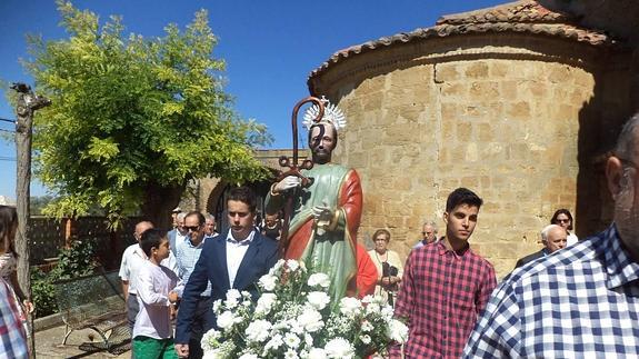 Algunos vecinos portan la imagen de San Pedro de Advíncula en la Romería  