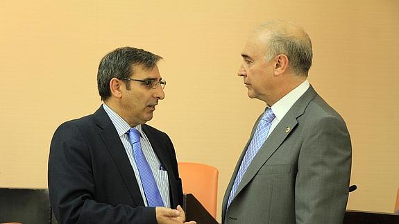 El diputado del PP, José Luis Sanz Merino (izquierda) conversa con el portavoz socialista, Jesús Yubero, en el pleno provincial.