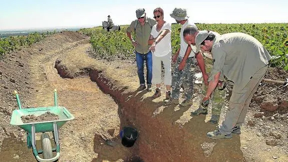 Los responsables de la excavación observan una de las catas. 