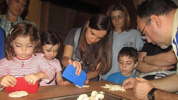 Varios niños en un taller de decoración del Museo del Pan. 
