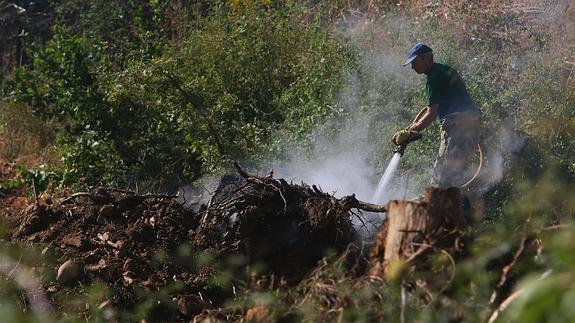 Un operario trabaja en la extinción del fuego.