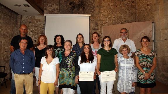 Autoridades, alumnas y profesorado, tras el acto de clausura del programa. 