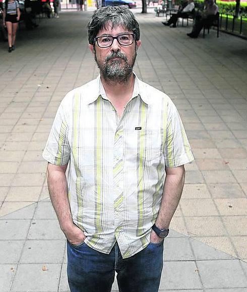 Rafael de Vega posa para la entrevista.