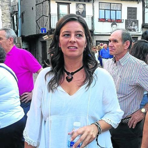 Isabel Herrera, la pregonera, a su llegada a la Plaza de Mogarraz.