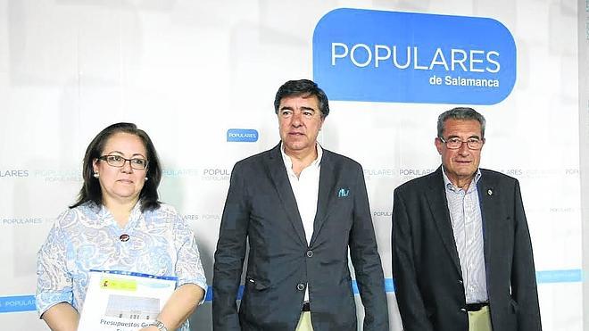 Los diputados María Jesús Moro y Jose AntonioBermúdez de Castro y el senador José Muñoz posan en la sede salmantina del PPantes de desglosar los presupuestos. 