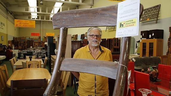 El fundador de Remar, Miguel Díez, posa en el rastro de muebles de Valladolid.