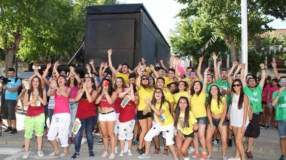 Un grupo de jóvenes en la inauguración de las Fiestas de Campaspero.