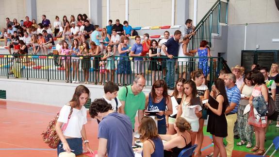 Candidatos a participar en la película como figurantes se inscriben en el polideportivo.