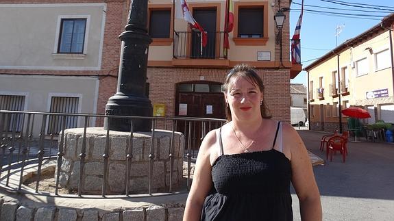 La alcaldesa de Hontanares posa en la plaza de la localidad.