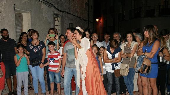 Los participantes en la visita observan a Beatriz, la dama que guía el recorrido.
