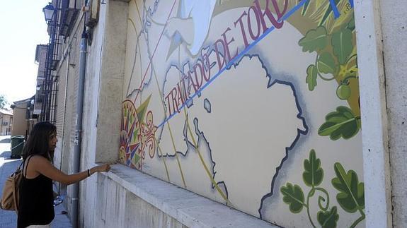 Una jóven observa uno de los muralesMiguel Ángel Santos