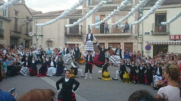 Los componentes del grupo de danzas de Prádena, en una actuación. El Norte