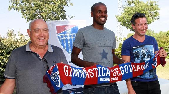 Ayrton (en el centro), durante su presentación como jugador de la Segoviana. 